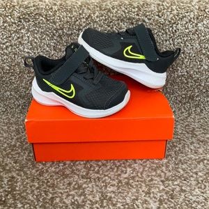 Nike Downshifter sneakers black and neon green. Size 4c
